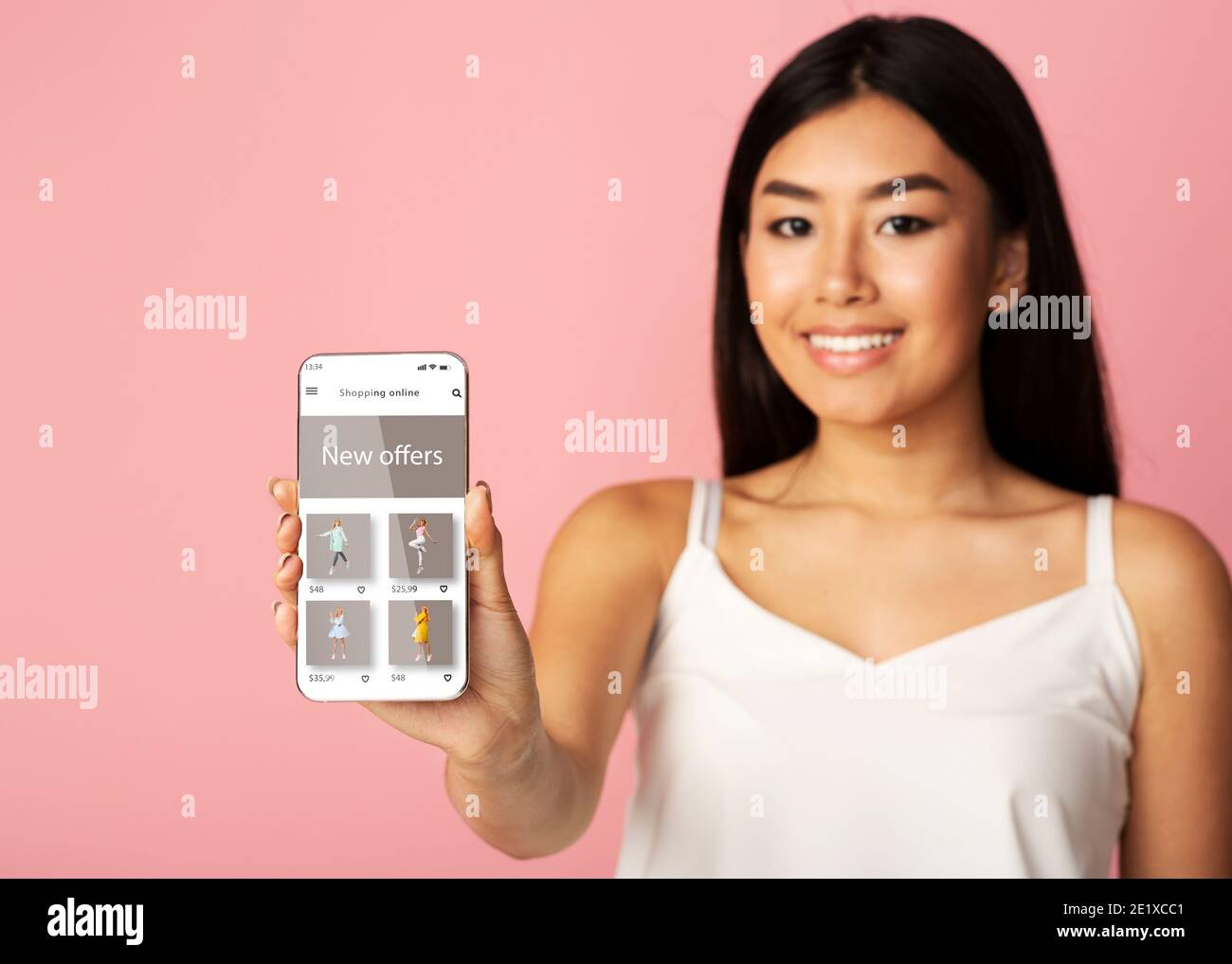 Femme asiatique montrant le téléphone avec le site Web de magasin de mode en ligne Banque D'Images