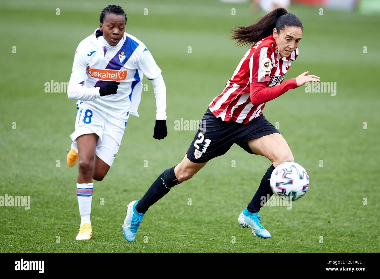 Bilbao, Espagne. 06 janvier 2021. Vanesa Gimbert du Club Atlétique duels pour le ballon avec Thembi Kgatlana de SD Eibar pendant le match de la Liga Iberdrola Banque D'Images