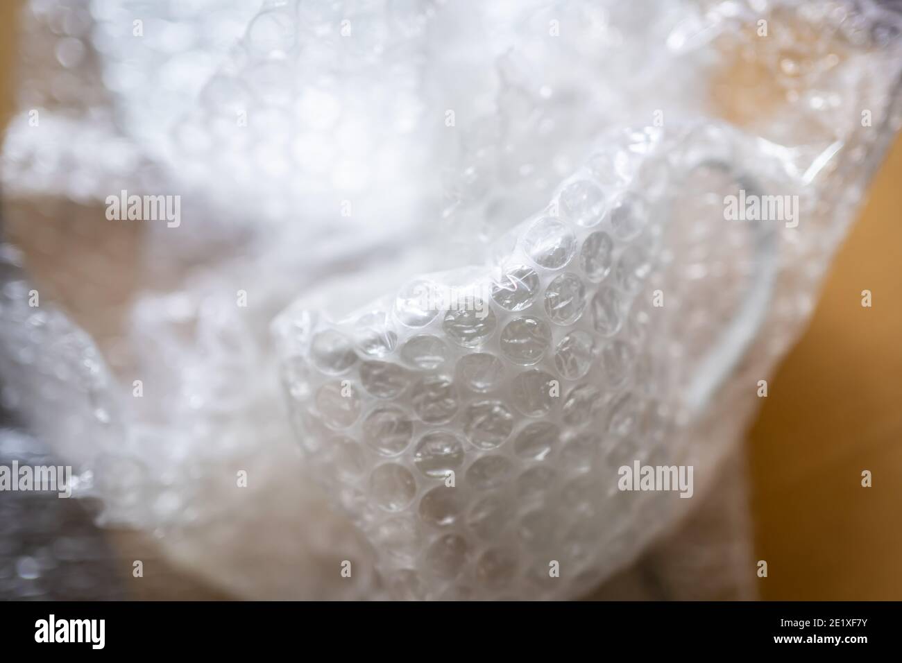 Emballage d'une tasse en céramique avec un film à bulles Banque D'Images
