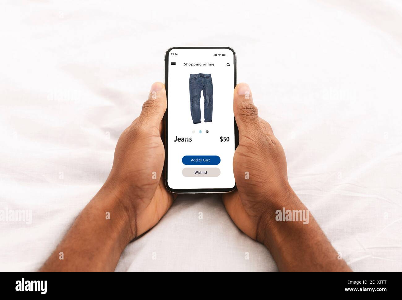 Black man en utilisant un smartphone en parcourant le site Web de la boutique de mode en ligne Banque D'Images