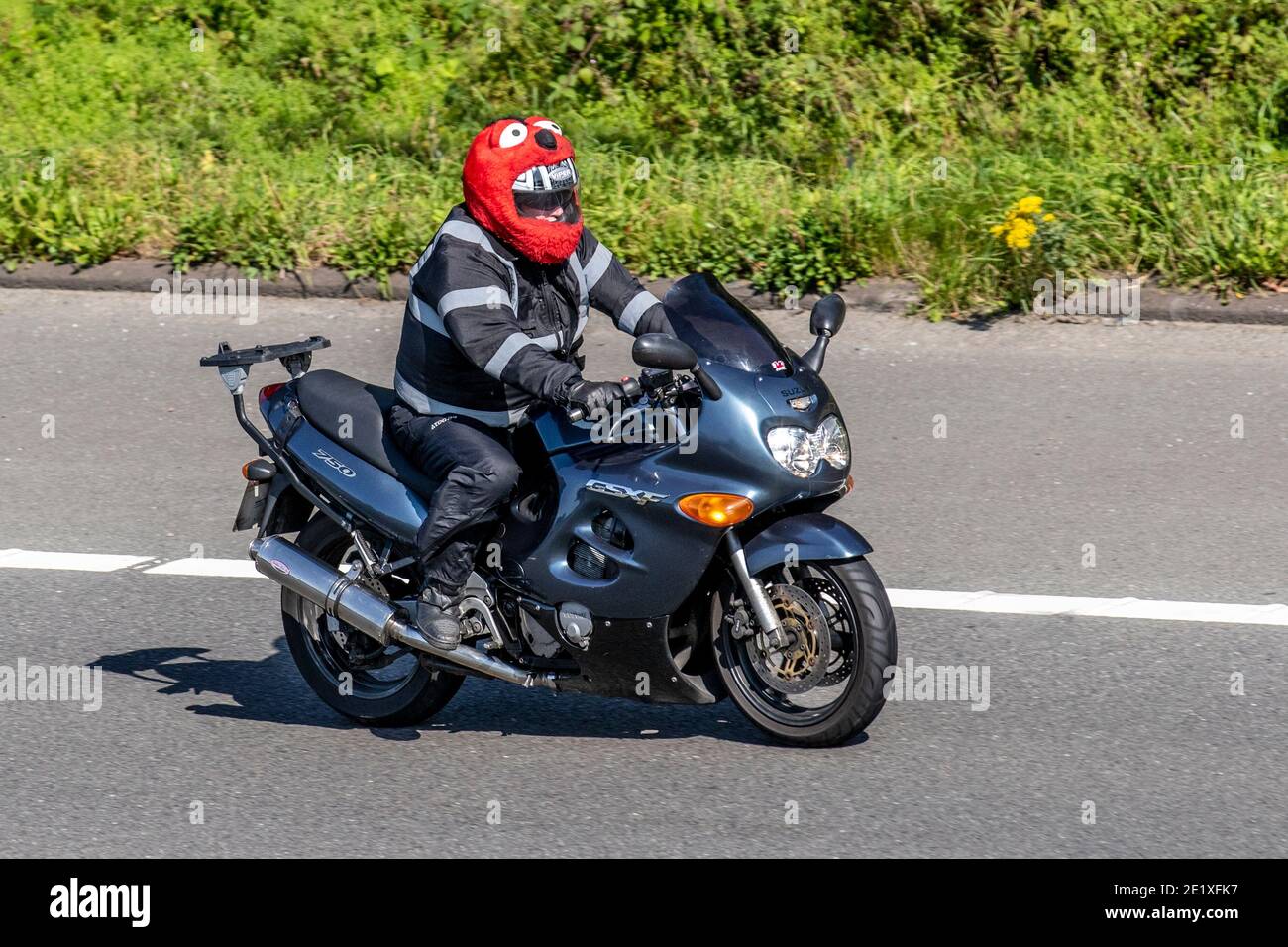 Suzuki GSXF 750 ; motocycliste portant une couverture de casque à fourrure  rouge, transport à deux roues, motos, véhicule, routes, motos, motocycles  motards motocycles motocycles à Chorley, Royaume-Uni Photo Stock - Alamy