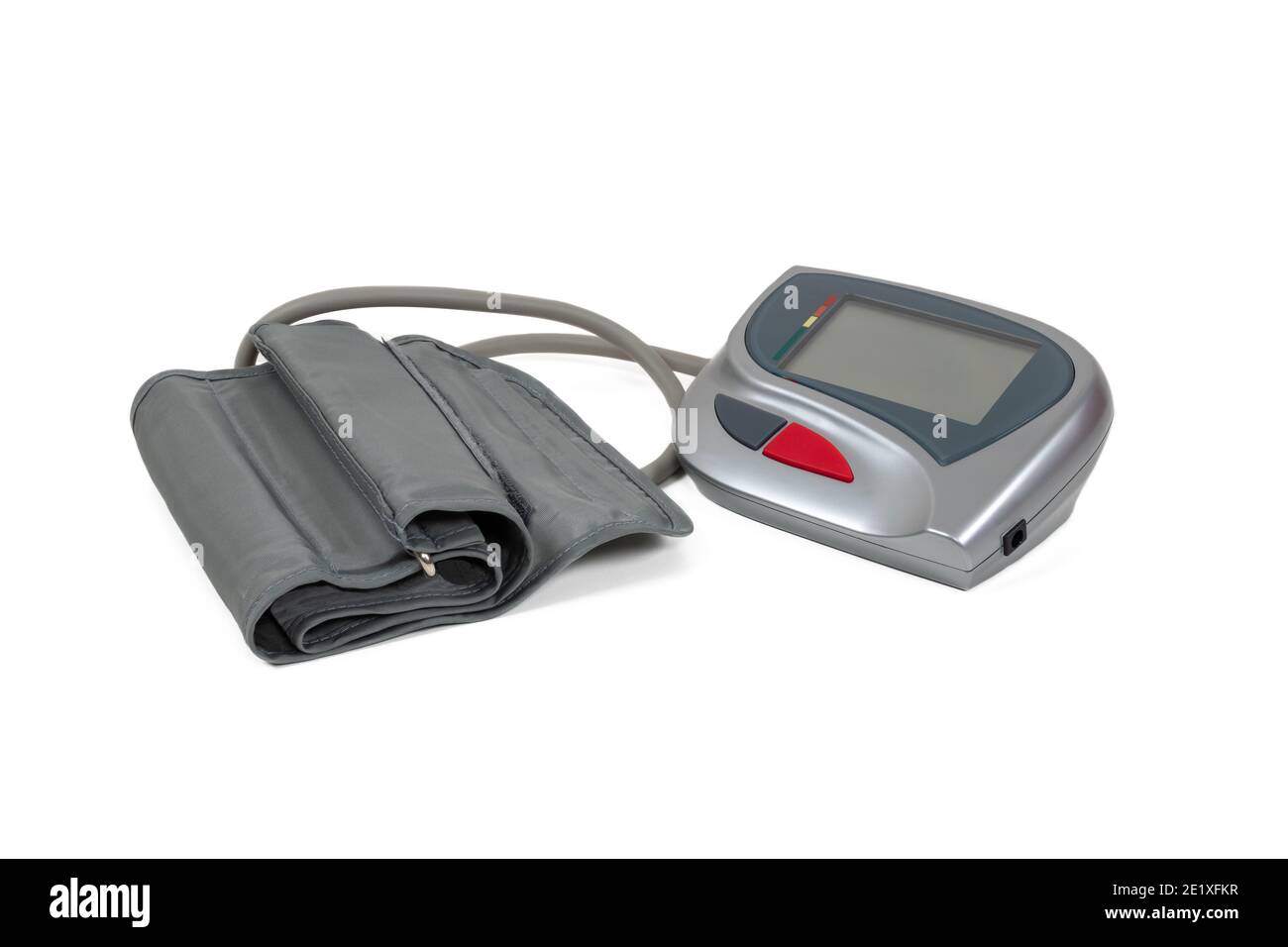 Appareil de mesure numérique de la pression artérielle isolé sur fond blanc. Banque D'Images