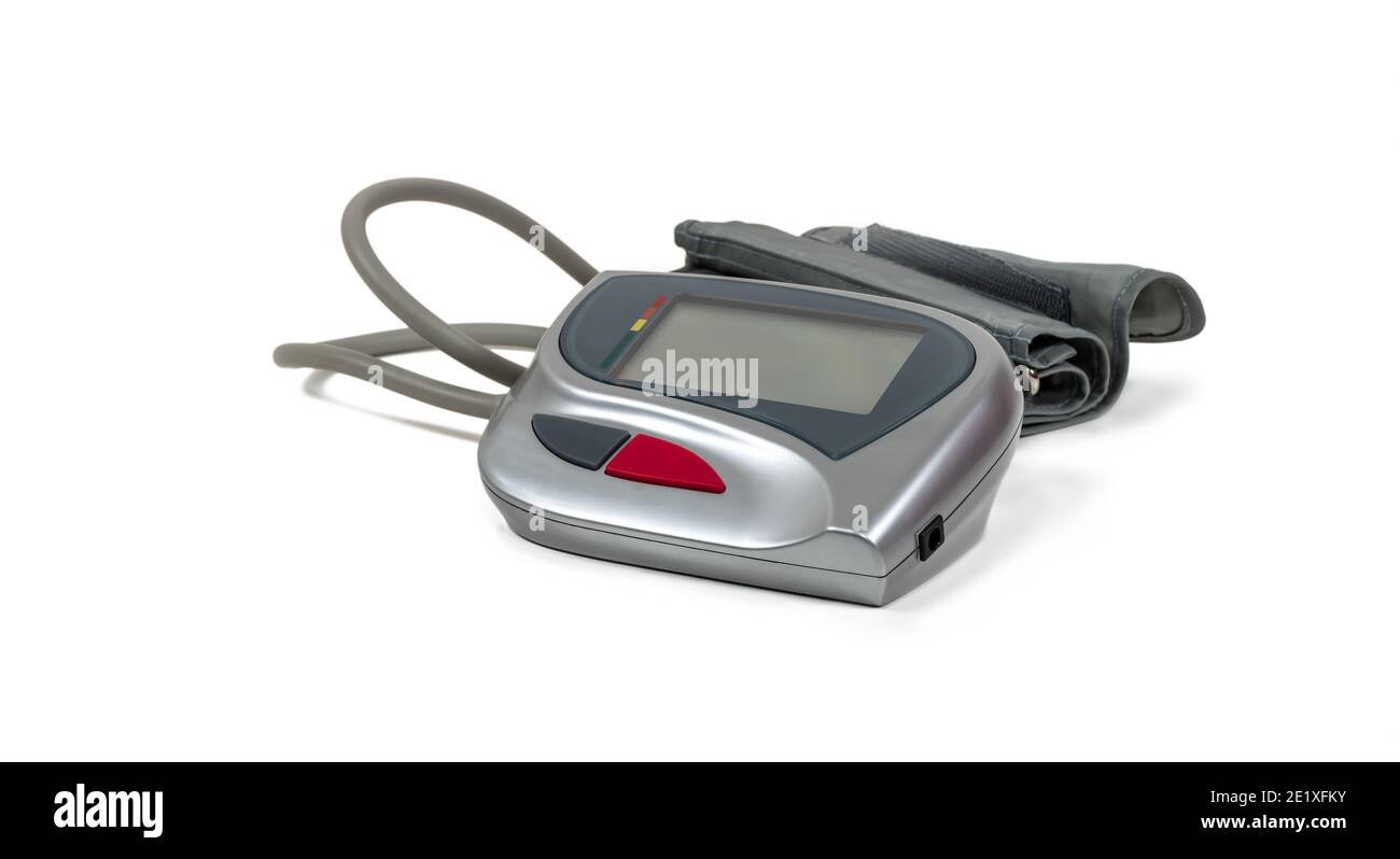Dispositif électronique médical avec brassard pour mesurer la tension artérielle à domicile. Isolé sur fond blanc. Banque D'Images