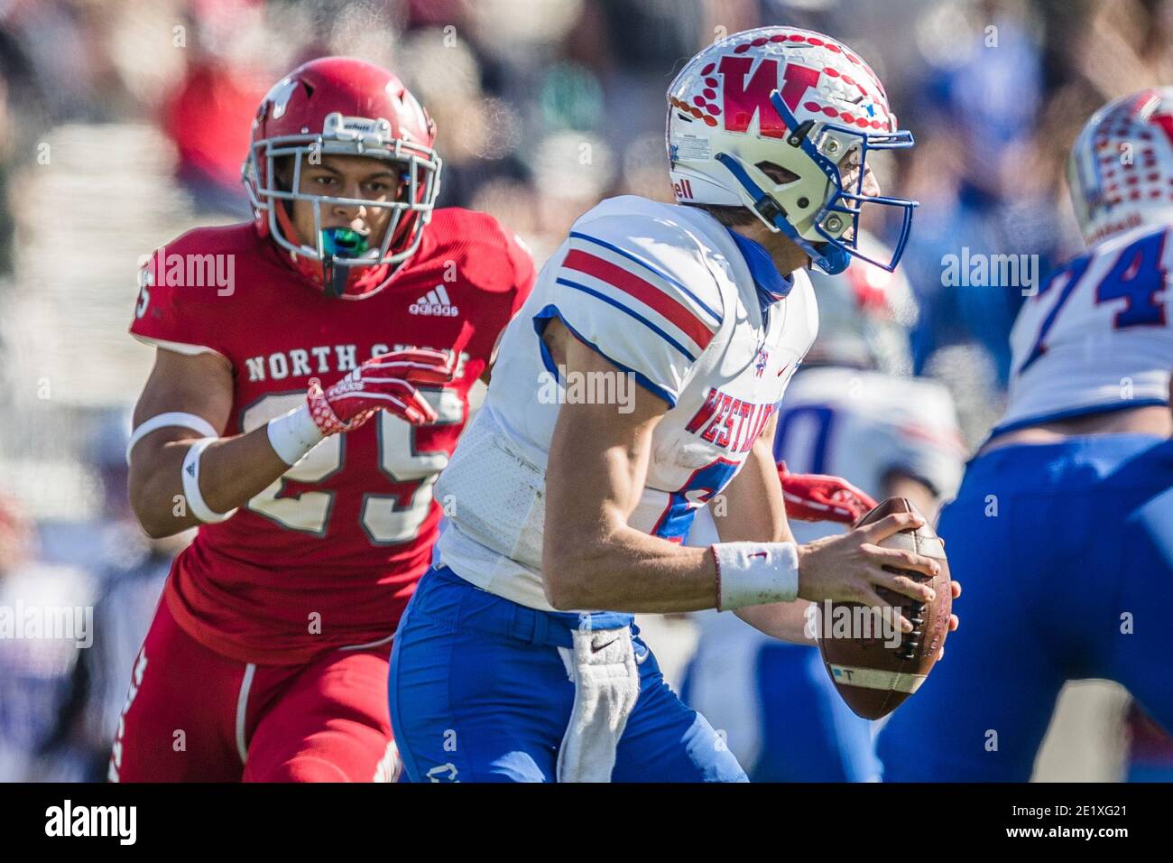 9 janvier 2021 : Le quarterback d'Austin Westlake Cade Klubnik (6) est soumis à la pression du linebacker de Galena Park North Shore Darius Clark (25) dans le Texas University Interscholastic League (UIL) classe 6A Division 1 jeu semi-inal entre les Chaparrals d'Austin Westlake et les Mustangs de Galena Park North Shore au Legacy Stadium de Katy, Texas. Austin Westlake a vaincu Galena Park North Shore 24-21. Prentice C. James/CSM Banque D'Images