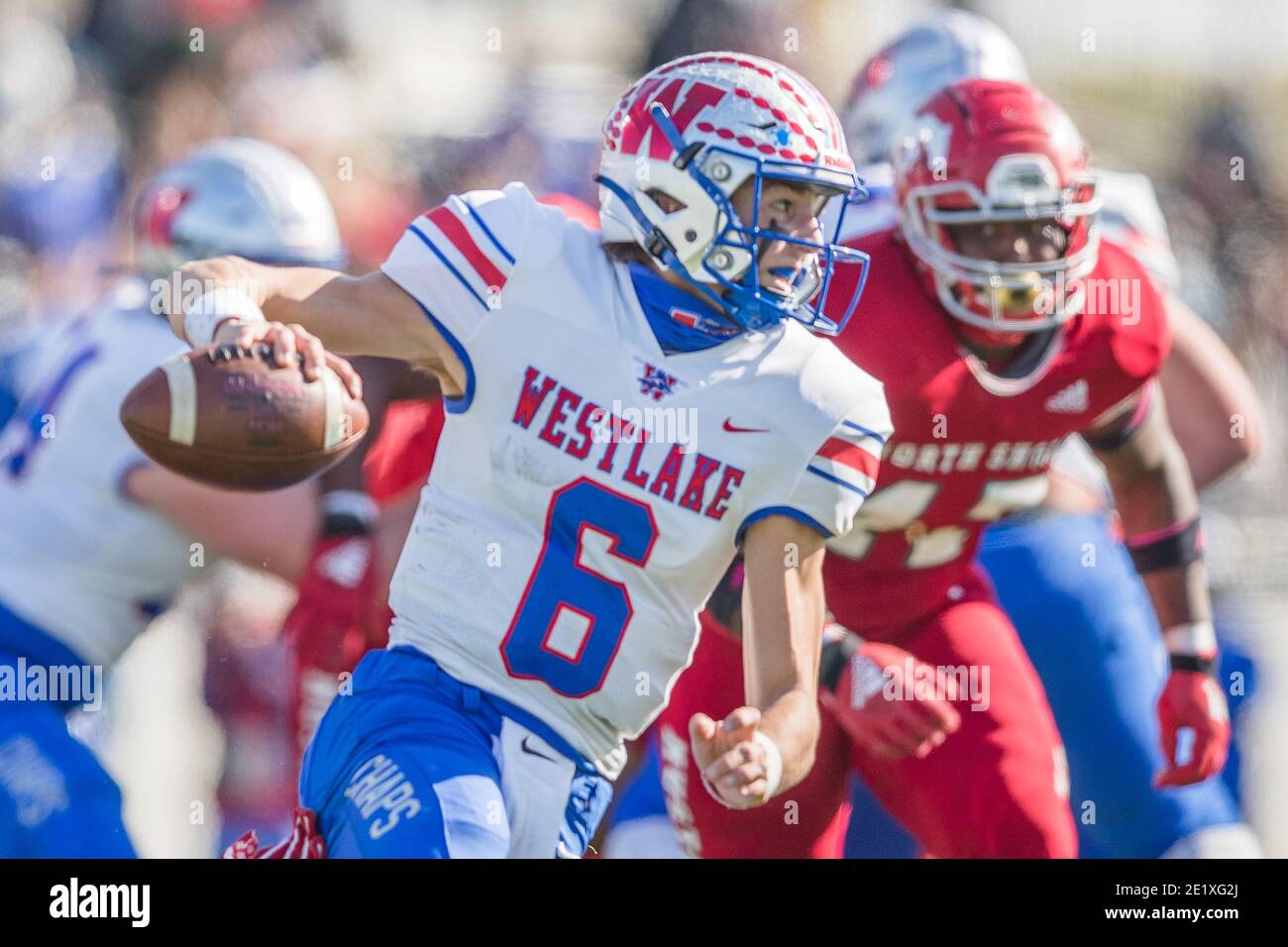 9 janvier 2021: Le quart de quart de Klebnik d'Austin Westlake (6) se démène de la poche pendant le Texas University Interscholastic League (UIL) classe 6A Division 1 jeu semi-inal d'état entre les Chaparrals d'Austin Westlake et les Mustangs de North Shore de Galena Park au stade Legacy à Katy, Texas. Austin Westlake a vaincu Galena Park North Shore 24-21. Prentice C. James/CSM Banque D'Images