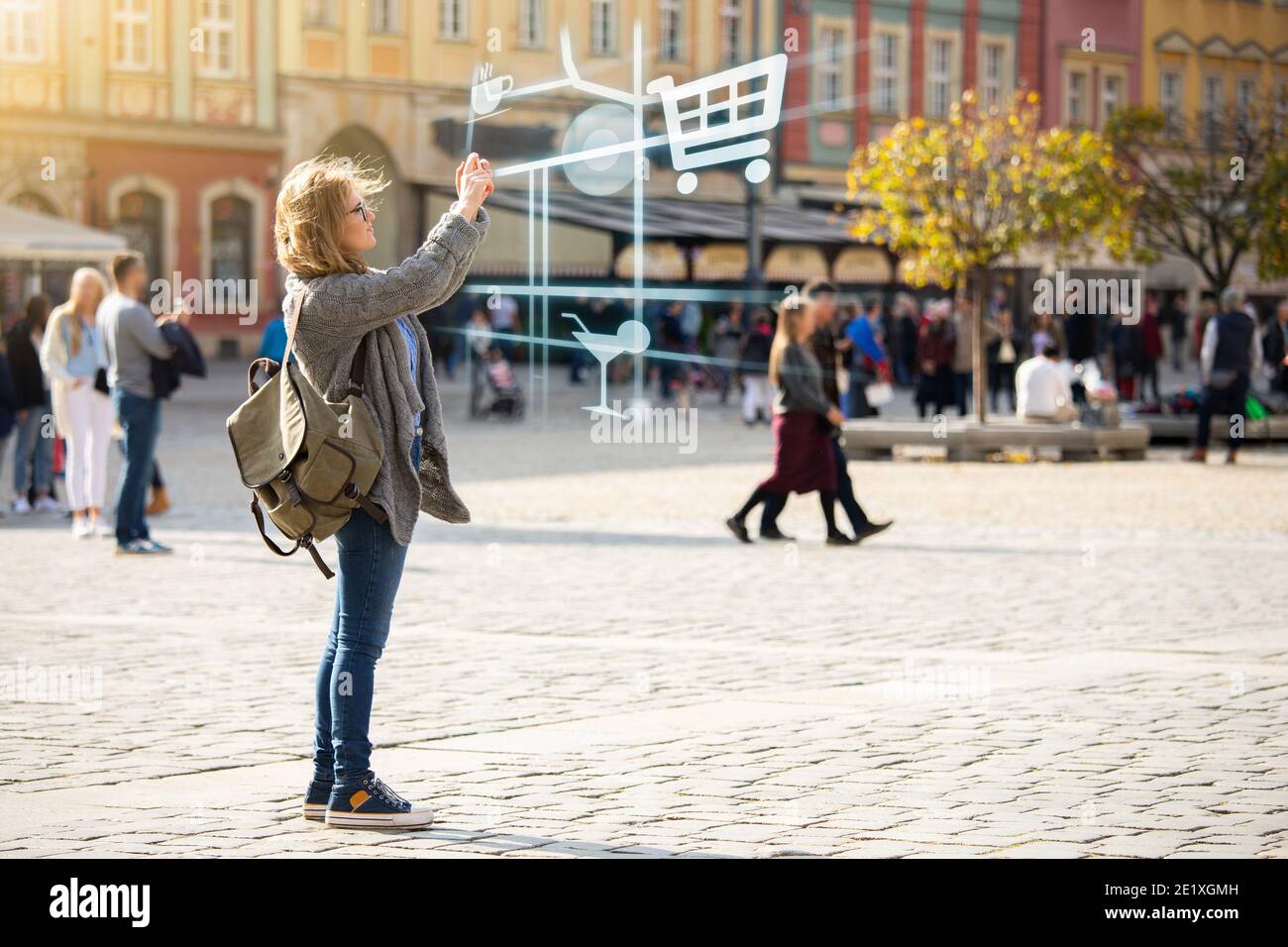 Réalité augmentée dans le marketing. Femme voyageur avec téléphone. Navigation sur la projection de l'écran Banque D'Images