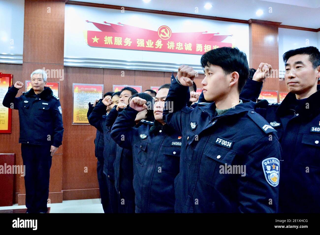 Pékin, Chine. 10 janvier 2021. La police judiciaire réexamine ses vœux de se joindre à la police au tribunal populaire intermédiaire de Huaibei, dans la ville de Huaibei, dans la province d'Anhui, en Chine orientale, le 10 janvier 2021. Des activités ont été organisées pour marquer la première Journée de la police populaire chinoise, qui tombe dimanche. Credit: Xinhua/Alay Live News Banque D'Images