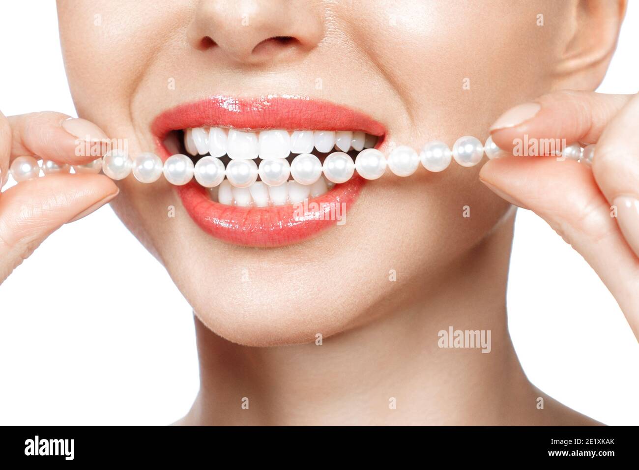 Femme magnifique collier de perles et sourire dents, concept de santé dentaire Blanchiment des dents. Clinique dentaire du patient. Soins bucco-dentaire image symbolise Banque D'Images