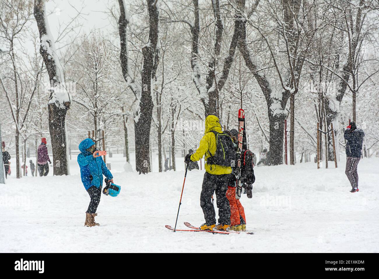 Madrid, Espagne, 01.09.2021, les gens faisant foto d'un ski sur la rue Segovia, il neige, la tempête Filomena Banque D'Images