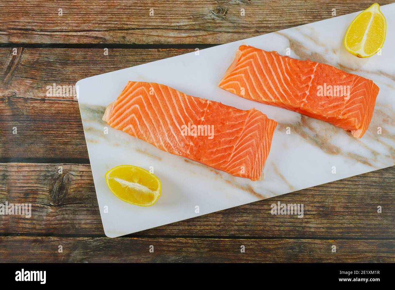 Filet de saumon cru avec tranches de citron sur un marbre carte Banque D'Images