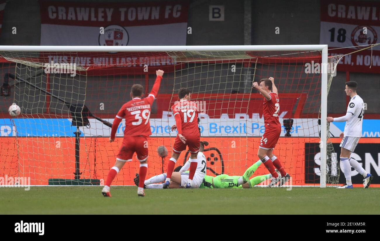 Jordan Tunnicliffe (au centre) de Crawley Town marque le troisième but du match de sa partie lors du troisième tour de la coupe Emirates FA au People's Pension Stadium, Crawley. Banque D'Images