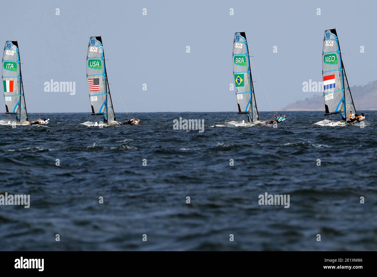 Voile Rio Jeux Olympiques de 2016. Les marins brésiliens Martine Grael et Kahena Kunze remportent la médaille d'or 49er classe FX. Bateaux des pays-Bas, des États-Unis, de l'Italie et de l'Allemagne Banque D'Images