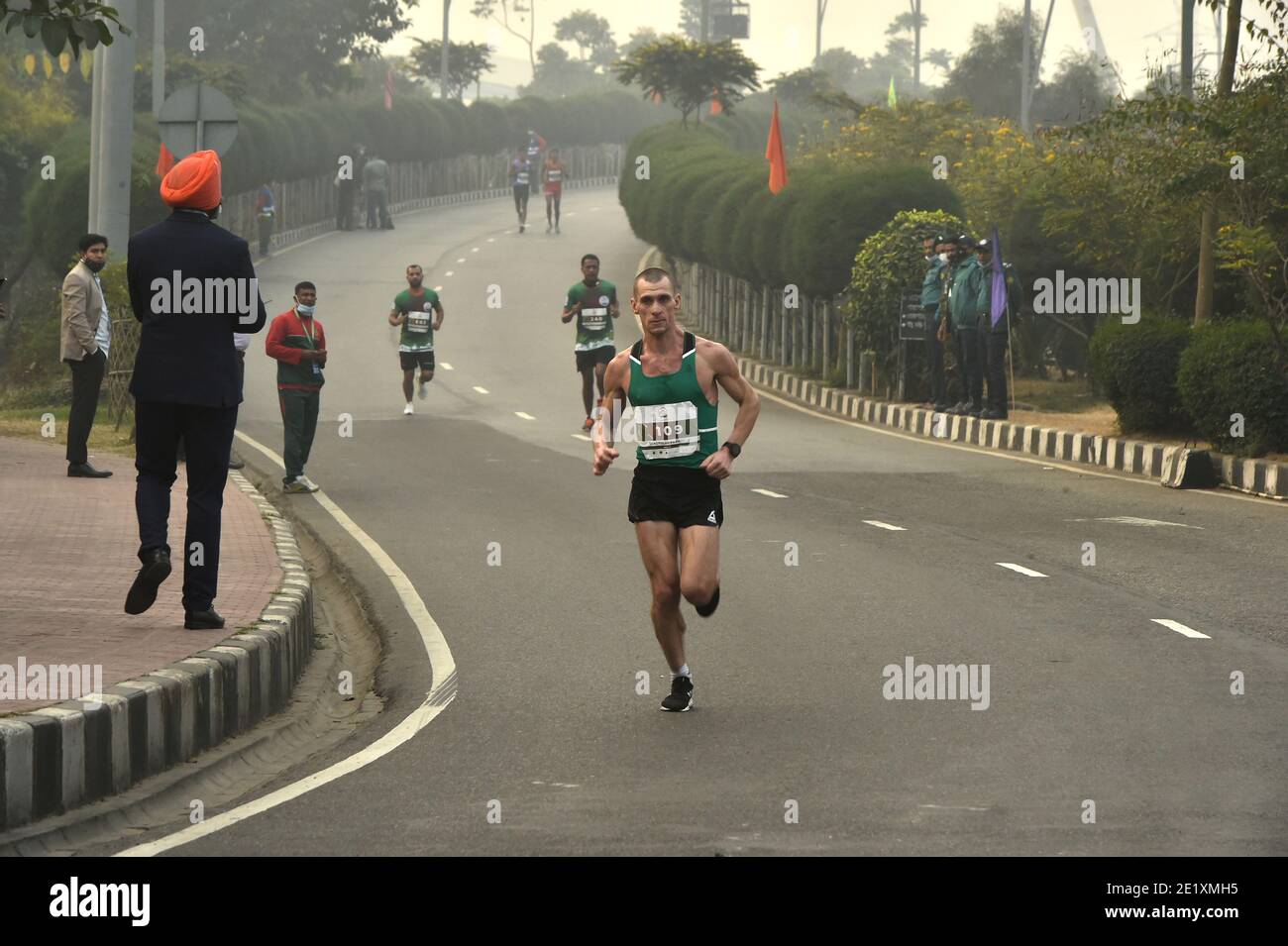 Dhaka. 10 janvier 2021. Les coureurs participent à une course marathon à Dhaka, au Bangladesh, le 10 janvier 2021. Credit: Xinhua/Alay Live News Banque D'Images