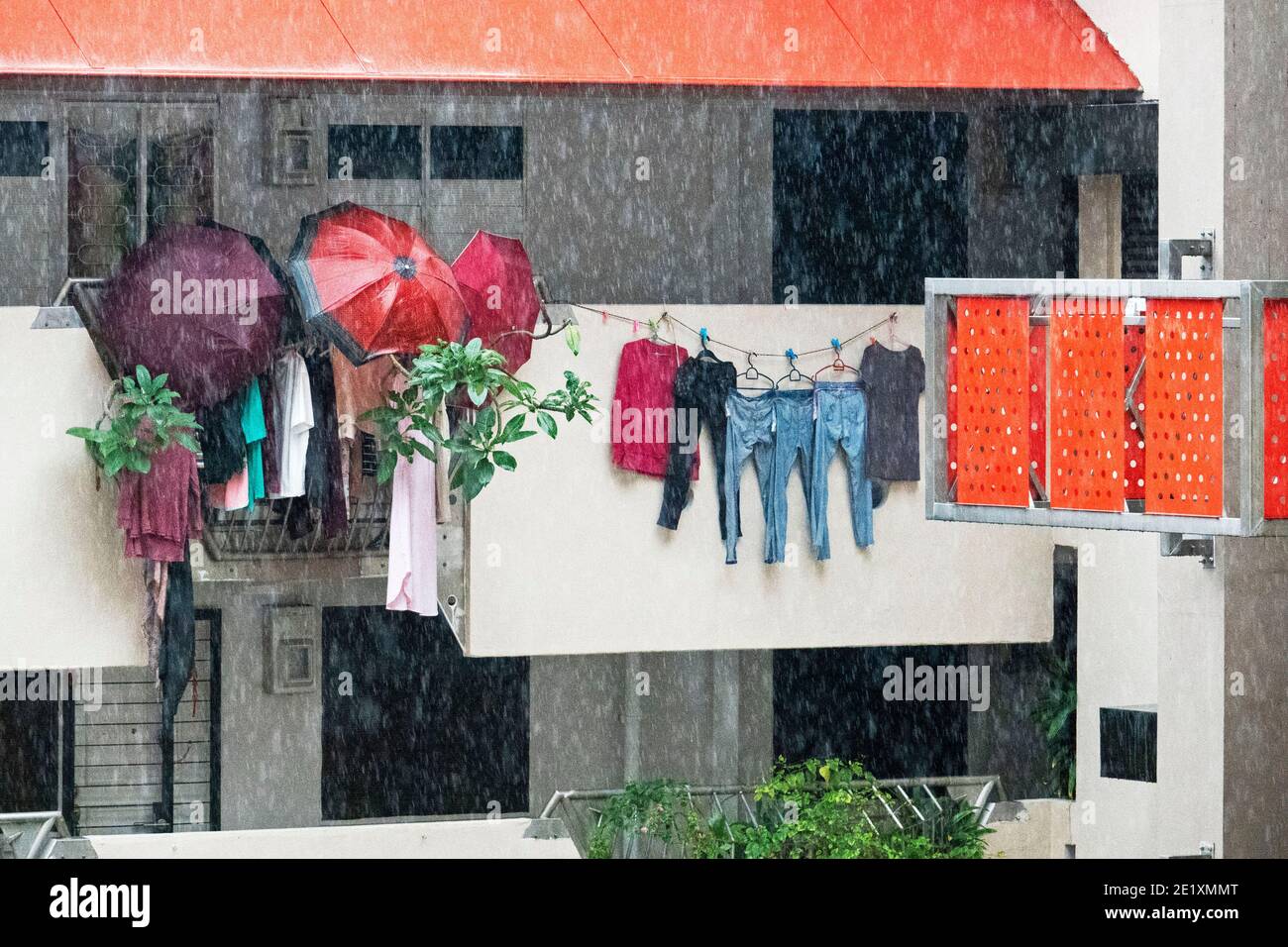 Singapour. 10 janvier 2021. La lessive est visible à l'extérieur du couloir d'un domaine de logement dans le déversage lourd de Singapour, le 10 janvier 2021. Crédit: Puis Chih Wey/Xinhua/Alay Live News Banque D'Images