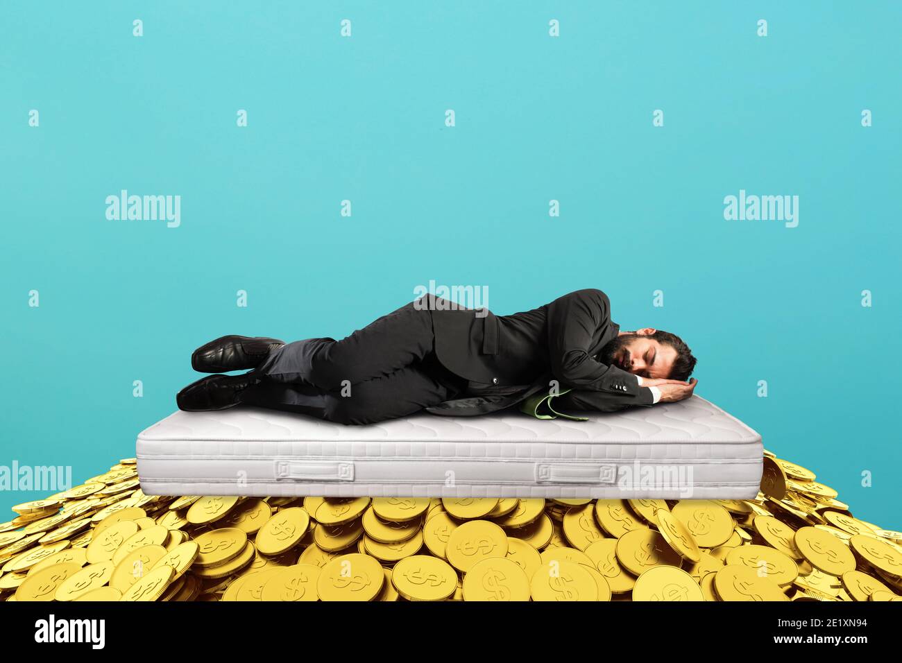 L'homme d'affaires dort serein sur un tas de pièces d'or. Concept de richesse et de bon investissement Banque D'Images