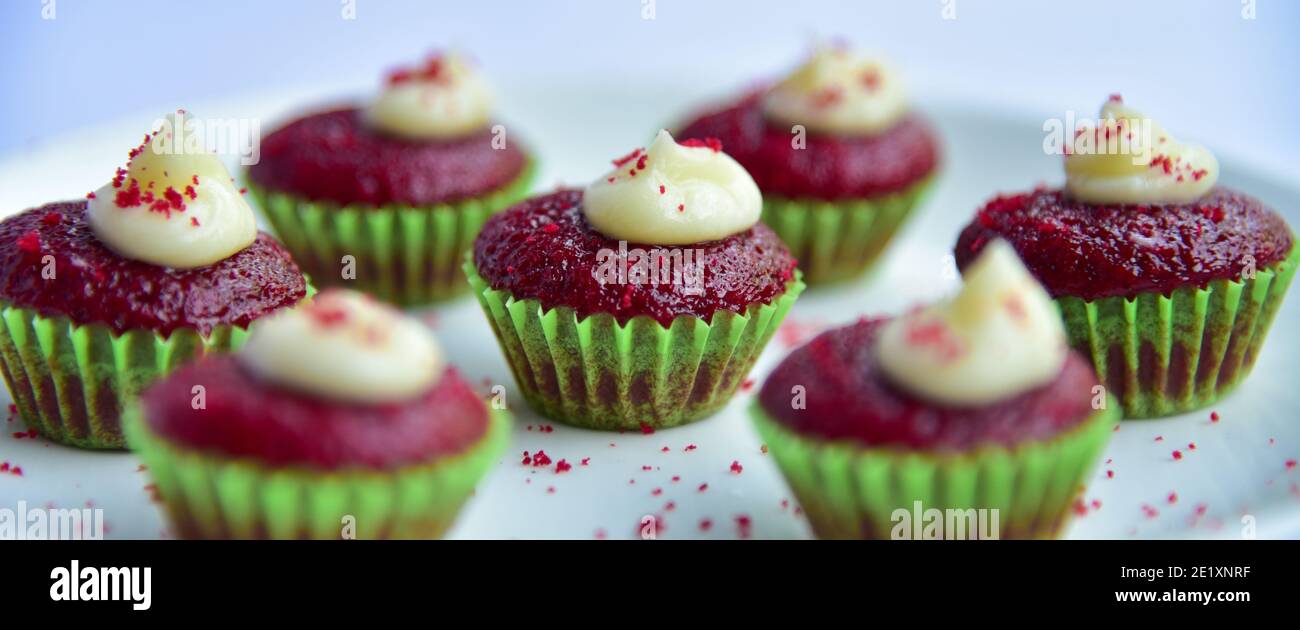 gros plan sur les cupcakes en velours rouge. délicieux cupcakes en velours rouge sur fond blanc. Banque D'Images