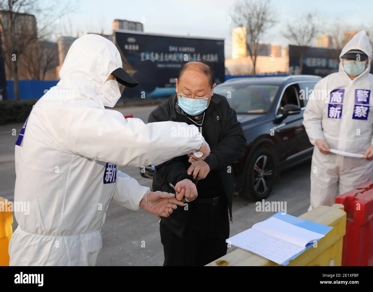 Shijiazhuang, province chinoise du Hebei. 10 janvier 2021. Des policiers se tiennent sur une rue de Shijiazhuang, dans la province de Hebei, au nord de la Chine, le 10 janvier 2021. Afin d'arrêter la propagation de l'épidémie, la police de Shijiazhuang s'en tient à leurs postes dimanche, le jour marquant la première Journée de la police populaire chinoise. Credit: Yang Shiyao/Xinhua/Alay Live News Banque D'Images