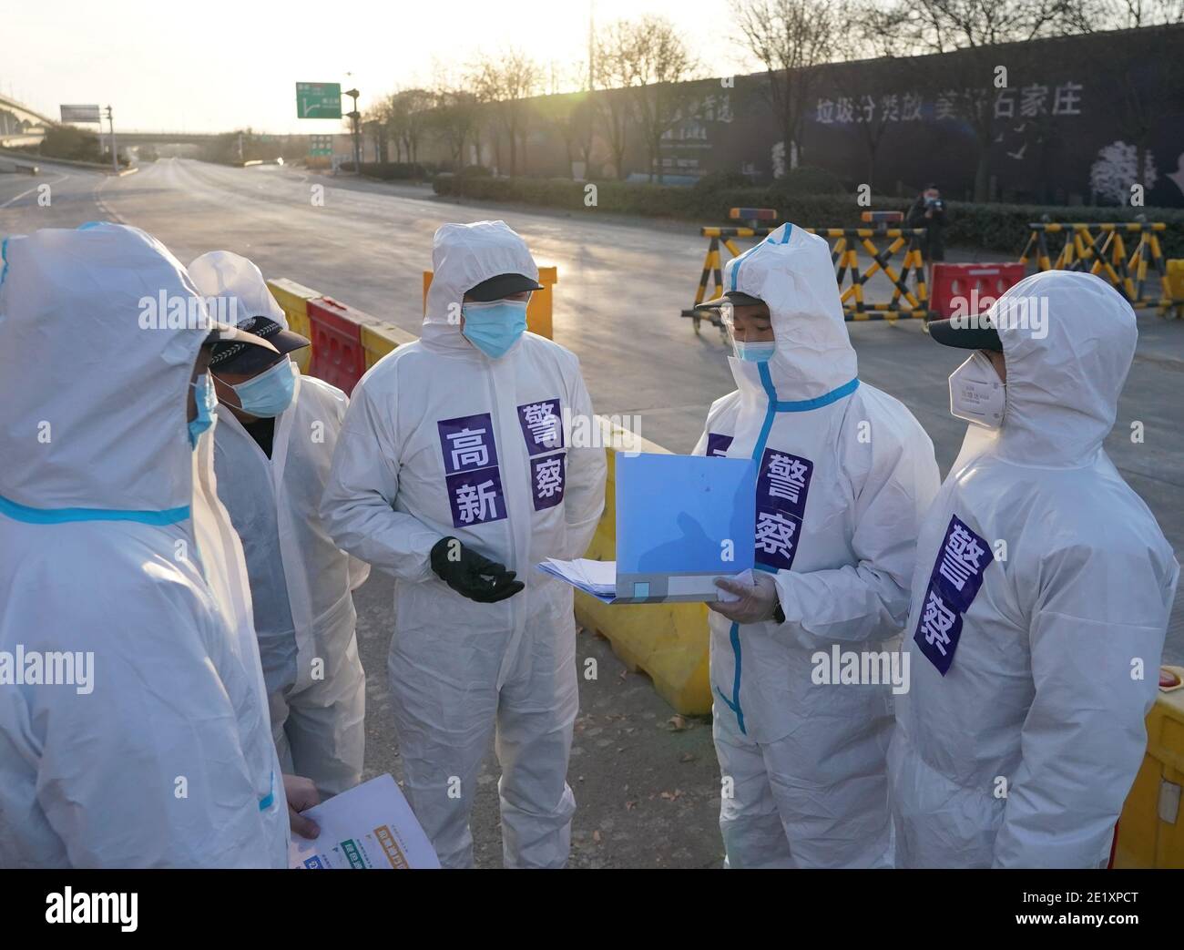 Shijiazhuang, province chinoise du Hebei. 10 janvier 2021. Des policiers se tiennent sur une rue de Shijiazhuang, dans la province de Hebei, au nord de la Chine, le 10 janvier 2021. Afin d'arrêter la propagation de l'épidémie, la police de Shijiazhuang s'en tient à leurs postes dimanche, le jour marquant la première Journée de la police populaire chinoise. Credit: Yang Shiyao/Xinhua/Alay Live News Banque D'Images