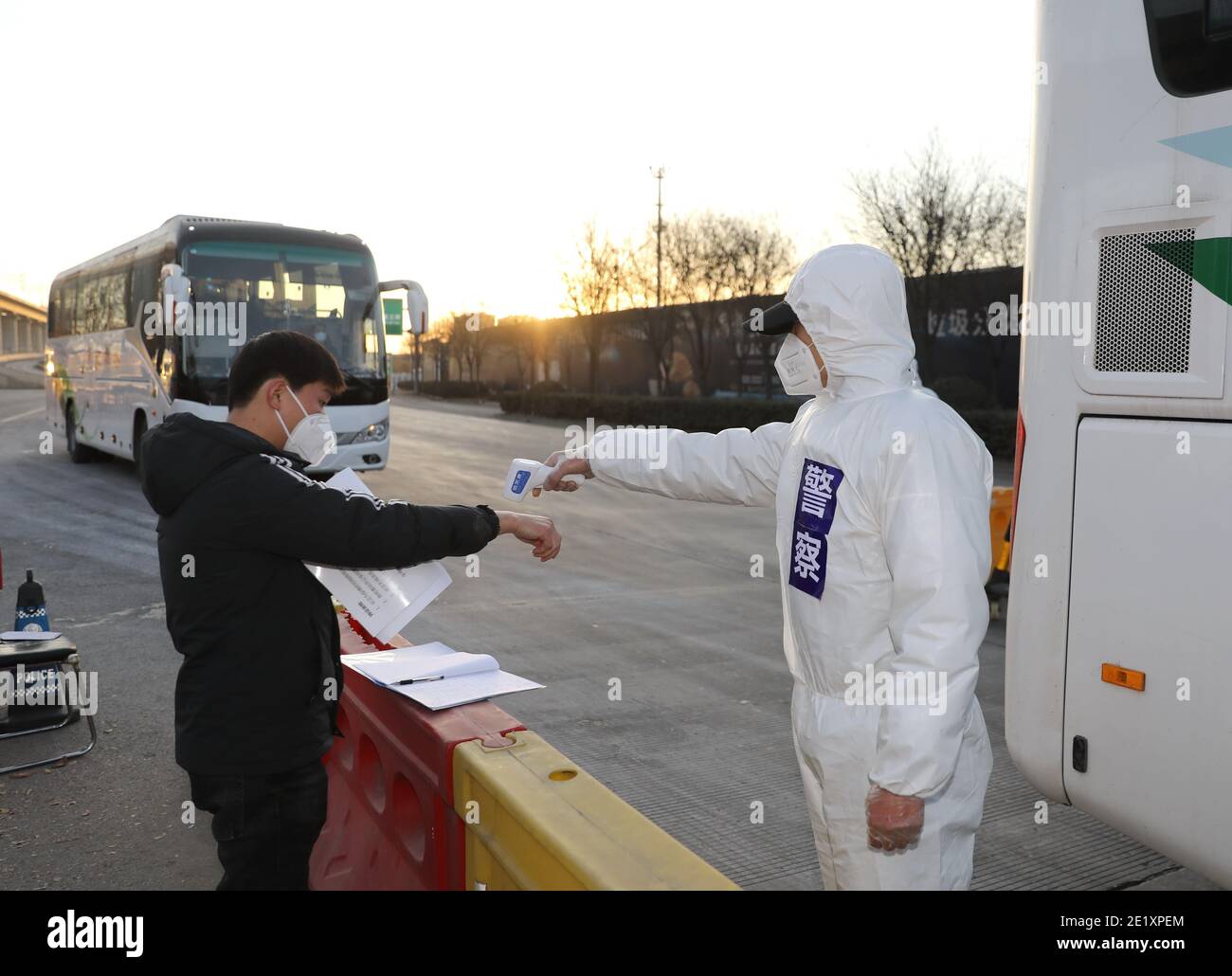 Shijiazhuang, province chinoise du Hebei. 10 janvier 2021. Des policiers se tiennent sur une rue de Shijiazhuang, dans la province de Hebei, au nord de la Chine, le 10 janvier 2021. Afin d'arrêter la propagation de l'épidémie, la police de Shijiazhuang s'en tient à leurs postes dimanche, le jour marquant la première Journée de la police populaire chinoise. Credit: Yang Shiyao/Xinhua/Alay Live News Banque D'Images