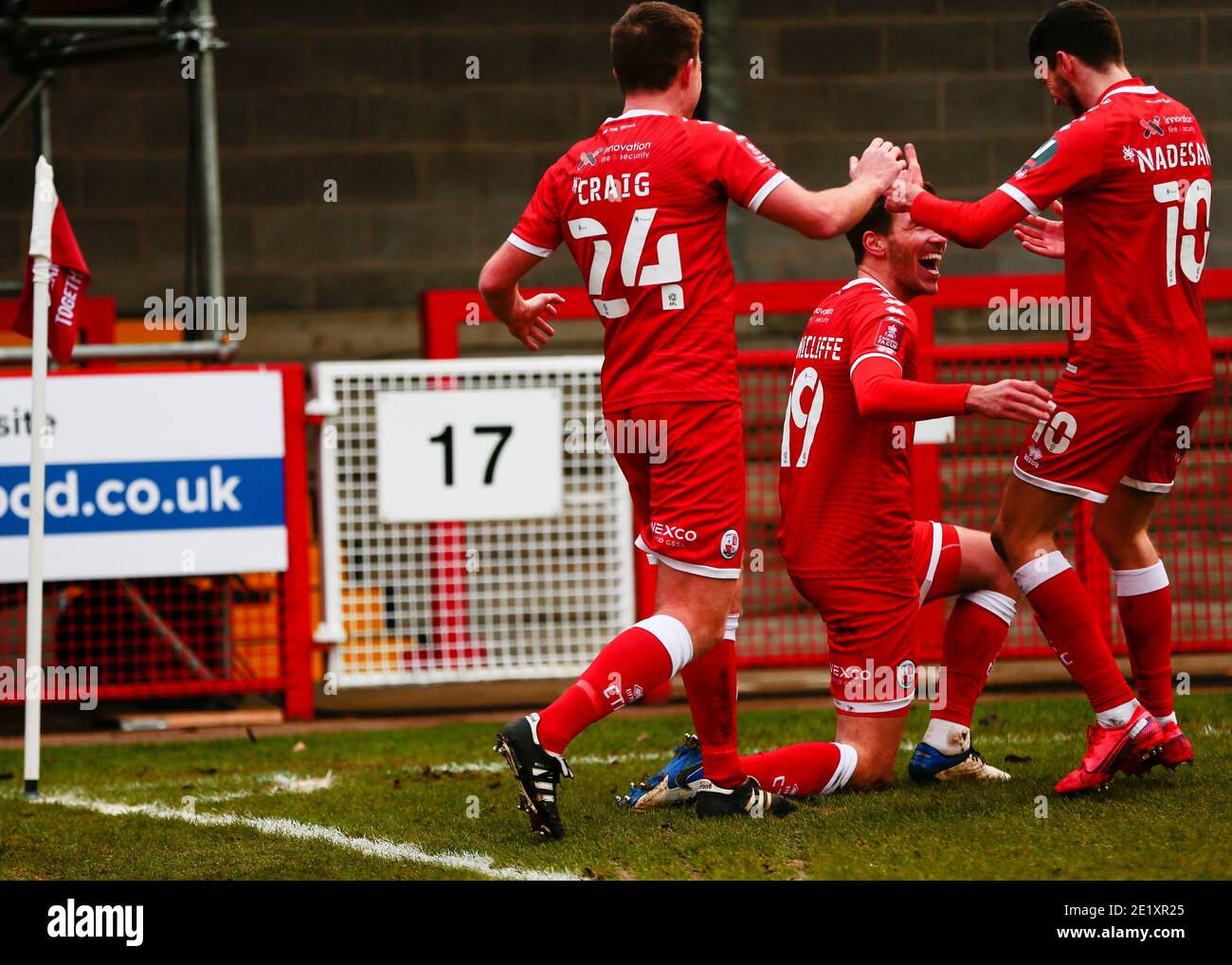 Stade Broadfield, Crawley, Sussex, Royaume-Uni. 10 janvier 2021. Football anglais de la coupe FA, Crawley Town versus Leeds United; Jordan Tunnicliffe de Crawley a obtenu son score pour 3-0 à la 70e minute et fête avec ses coéquipiers crédit : action plus Sports/Alamy Live News Banque D'Images