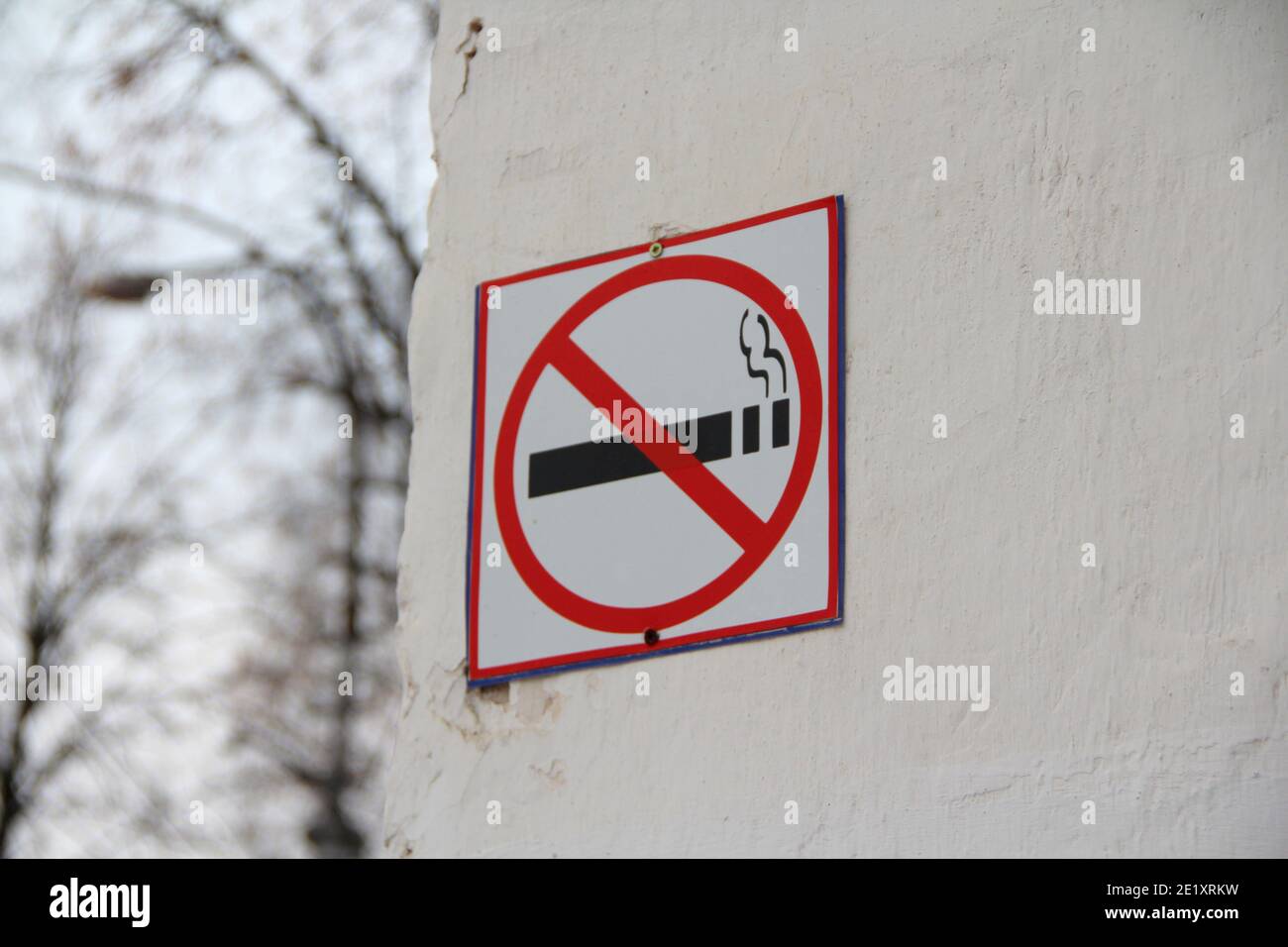 Pas de signe de tabagisme sur le mur blanc, concept de soins de santé, renoncement au tabac. Fumer de la cigarette dans un cercle rouge barré. Photo de stock avec espace vide Banque D'Images