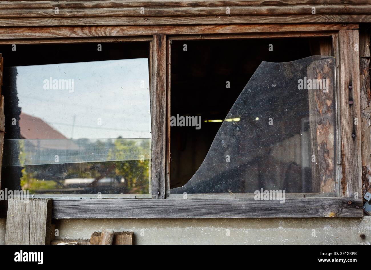 Fenêtre cassée dans une maison abandonnée. Vitre endommagée Banque D'Images