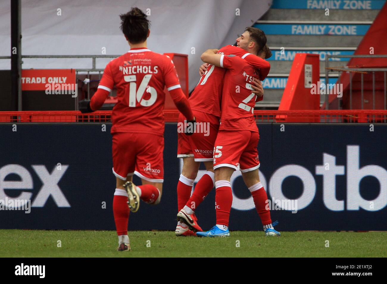 Crawley, Royaume-Uni. 10 janvier 2021. Nicholas Tsaroulla, de Crawley Town, célèbre avec ses copains après avoir obtenu le premier but de son équipe. Emirates FA Cup, 3e tour de match, Crawley Town v Leeds Utd au People's Pension Stadium, à Crawley, West Sussex, le dimanche 10 janvier 2021. Cette image ne peut être utilisée qu'à des fins éditoriales. Utilisation éditoriale uniquement, licence requise pour une utilisation commerciale. Aucune utilisation dans les Paris, les jeux ou les publications d'un seul club/ligue/joueur. photo par Steffan Bowen/Andrew Orchard sports photographie/Alay Live news crédit: Andrew Orchard sports photographie/Alay Live News Banque D'Images