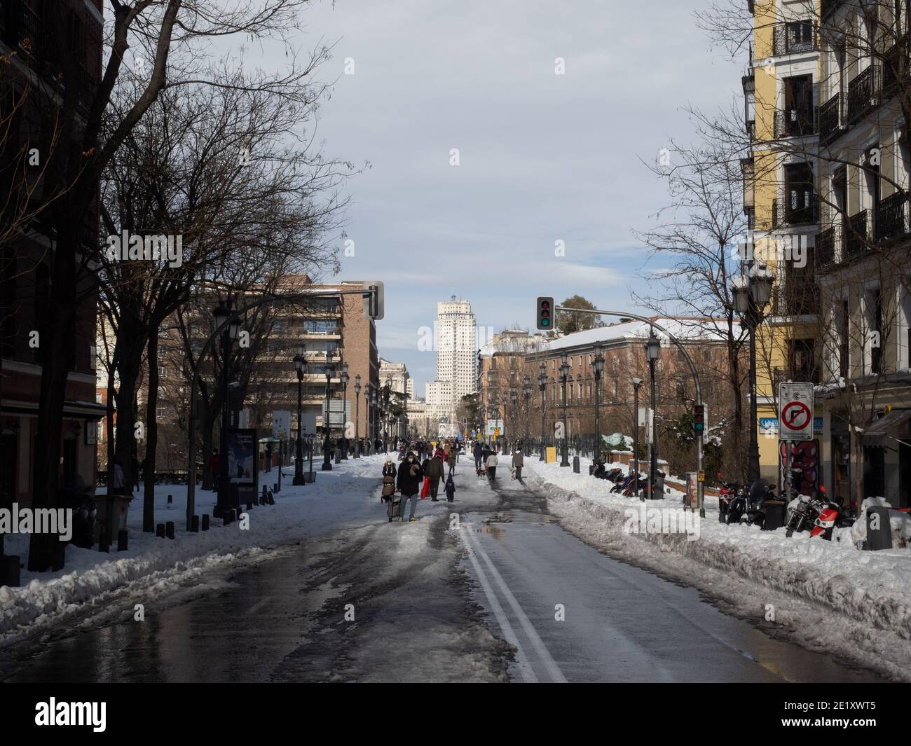 Madrid, Espagne. 10 janvier 2021. Les gens qui marchent dans la rue Bailen le lendemain de la tempête Filomena détesta Madrid. Après la tempête Filomena, Madrid (Espagne) est couverte de neige et de glace, beaucoup d'arbres sont tombés et il n'est pas possible d'utiliser la voiture dans la plupart des rues mais les gens marchent autour de la ville. © Valentin Sama-Rojo/Alamy Live News. Banque D'Images