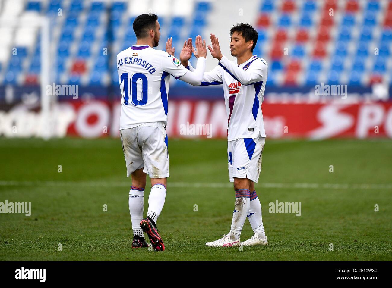 VALENCE, ESPAGNE - JANVIER 10: Takashi Inui de SD Eibar célébrant son but, Edu Exposito de SD Eibar pendant le match de la Liga Santander entre Levan Banque D'Images