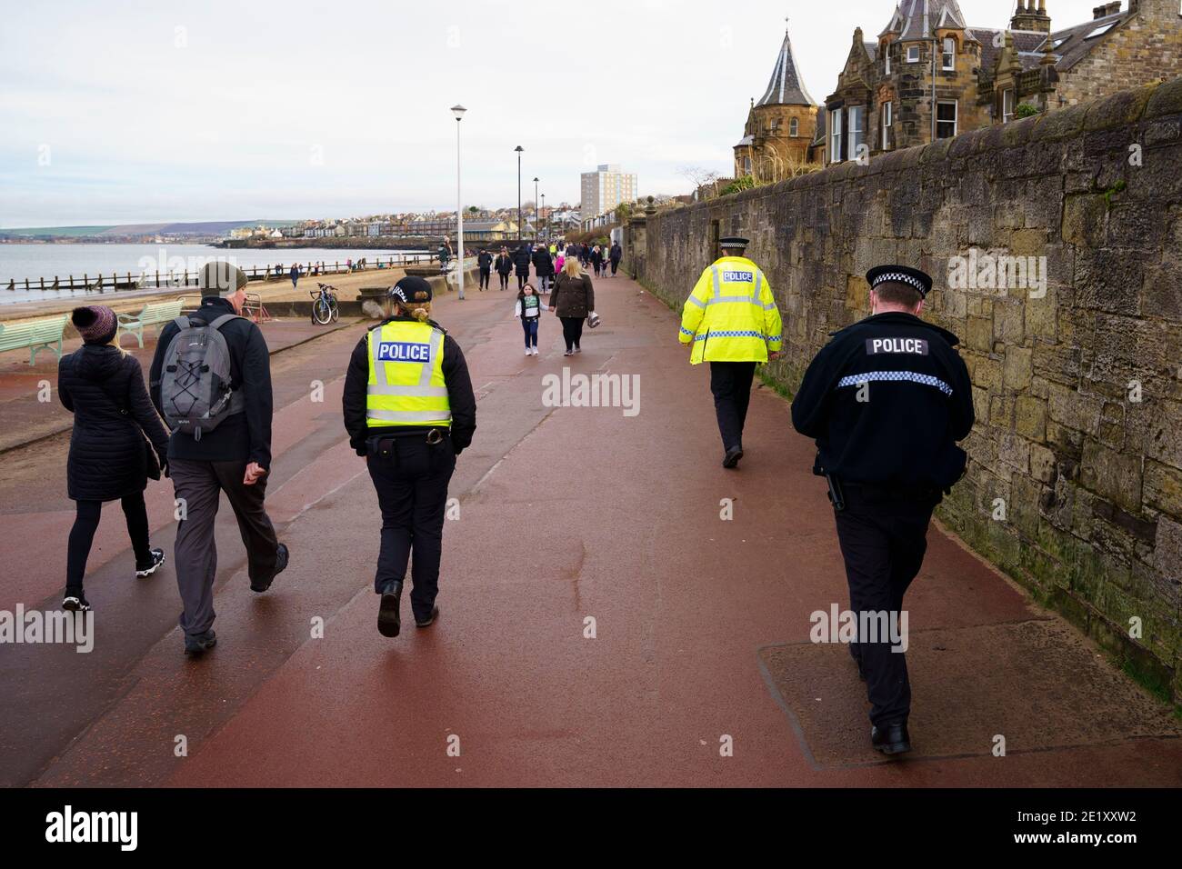 Portobello, Écosse, Royaume-Uni. 10 janvier 2021. En dépit d'un confinement national actuellement imposé en Écosse, la promenade et la plage de Portobello étaient occupées par un grand nombre de personnes qui y passaient dimanche après-midi. Plusieurs patrouilles de police étaient évidentes, la plupart du temps en gardant la clé basse, mais les agents ont parlé aux propriétaires de cafés pour les inciter à garder une distance sociale correcte entre les clients. Iain Masterton/Alay Live News Banque D'Images