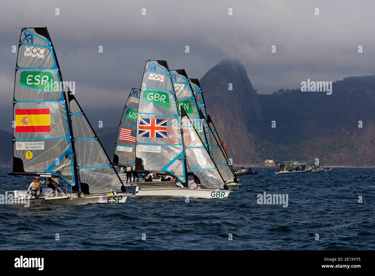 Voile aux Jeux Olympiques de Rio 2016. Les marins de l'équipe espagnole  Tamara Echegoyen et Berta Betanzos participent à la compétition de la  classe 49er FX, bateau à voile de skiff pour