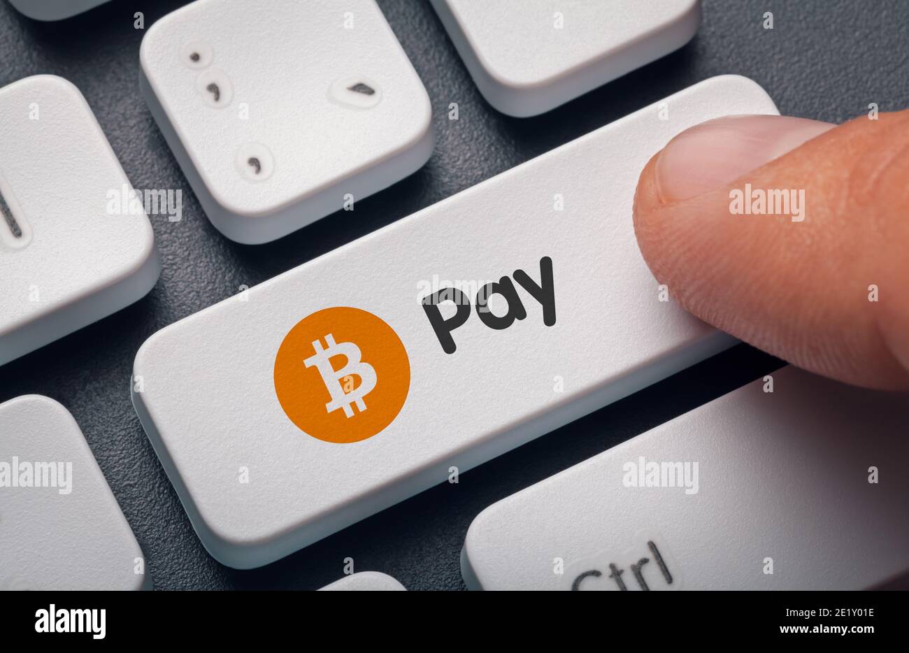 touche d'ordinateur tactile avec symbole bitcoin et mot de paiement. concept d'exploitation minière de crypto Banque D'Images