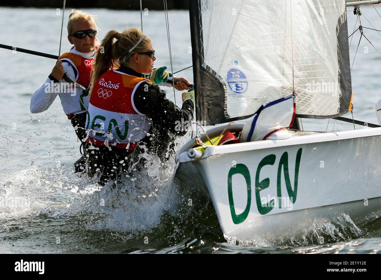 Voile aux Jeux Olympiques de Rio 2016. Danemark marins Jena Hansen et Katja  Salskov-Iversen médaille de bronze 49er FX. Rio de Janeiro Brésil 08.18.2016  Photo Stock - Alamy