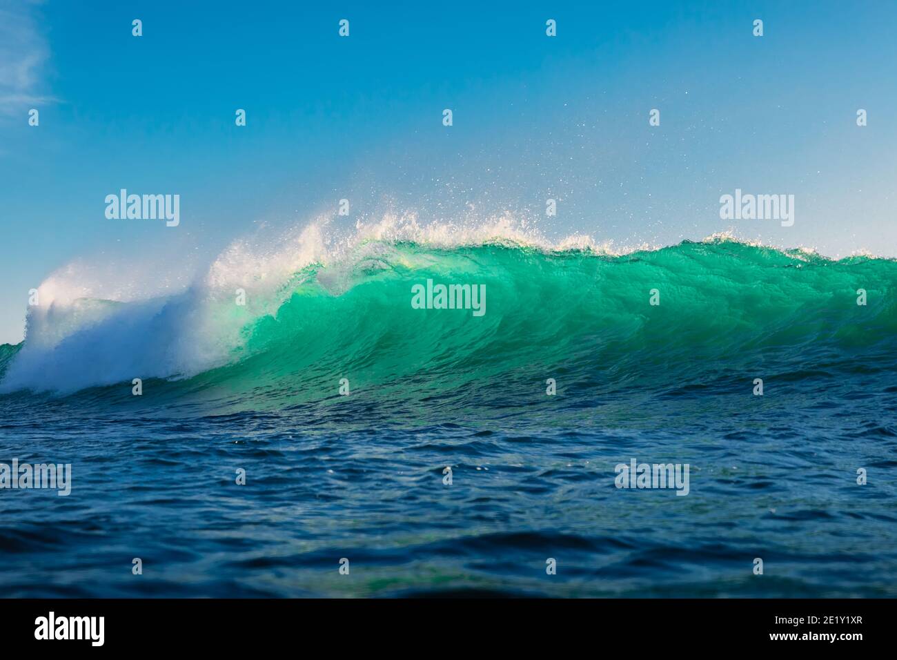 Vagues de surf dans l'océan. Brise de vagues turquoise jour ensoleillé Banque D'Images