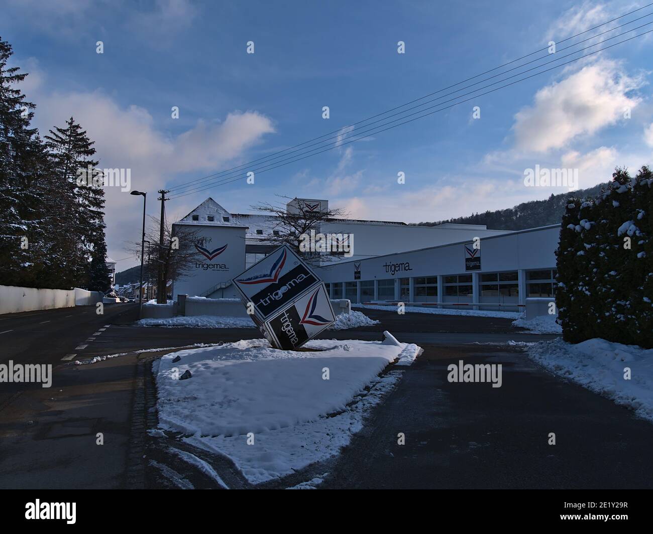 Burladingen, Allemagne - 01-09-2021: Site de production et siège du fabricant allemand de vêtements Trigema (industrie textile) le jour de l'hiver. Banque D'Images