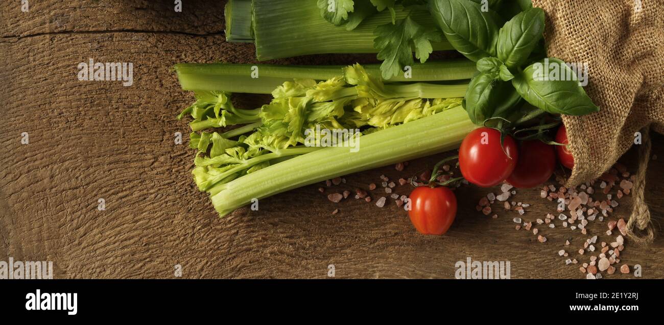 Fond rustique avec légumes fraîchement cueillis, sac en toile sur fond de bois ancien. Tomates fraîches, basilic. Arrière-plan horizontal rustique Banque D'Images