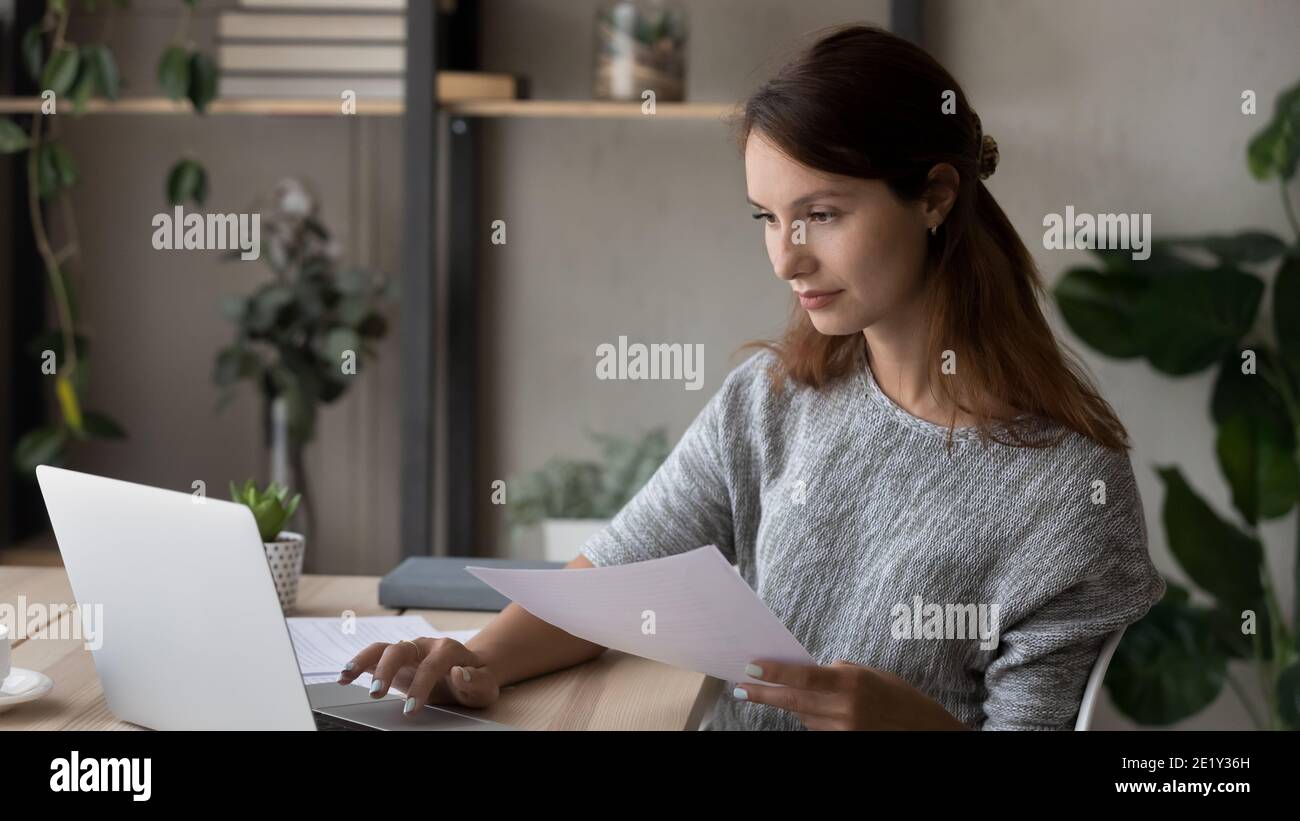 Bannière de travail féminin sur ordinateur portable avec documents Banque D'Images