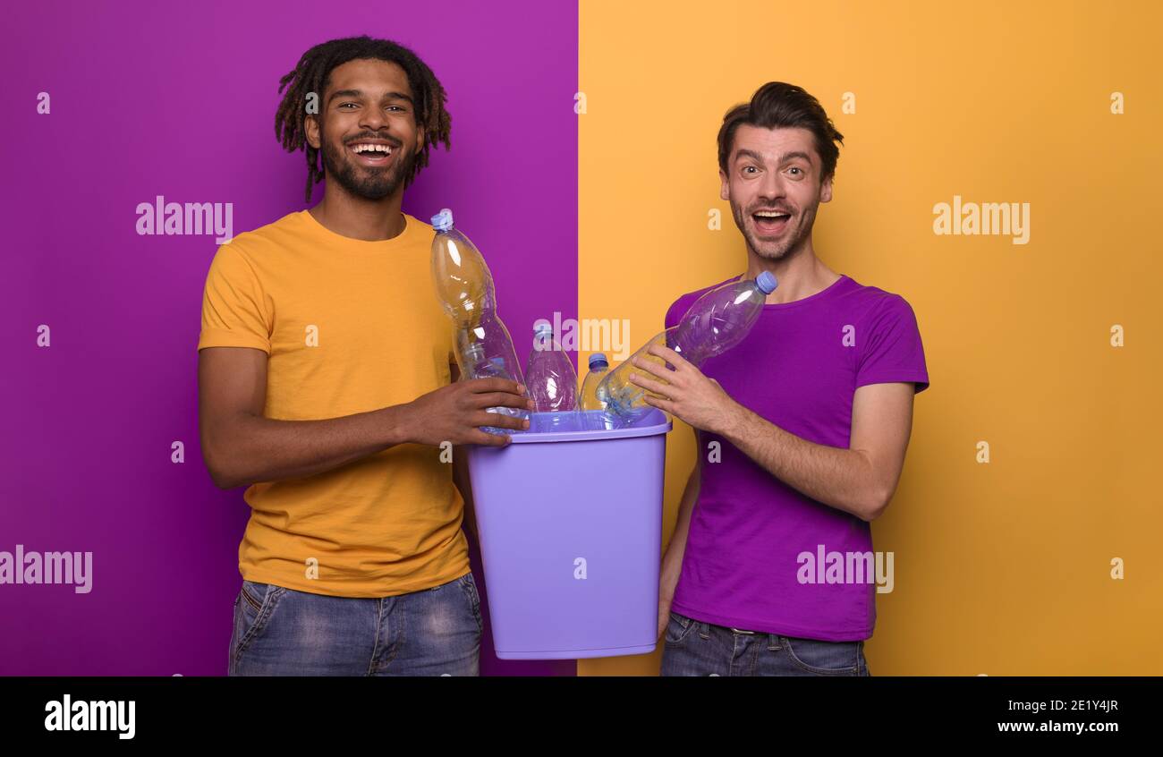 Attente d'amis d'un récipient en plastique avec des bouteilles sur jaune et de couleur violette. Concept de l'écologie, la conservation, le recyclage et la durabilité Banque D'Images