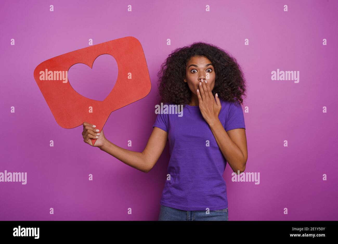 Femme est heureux parce que reçoit le cœur sur réseau social Banque D'Images