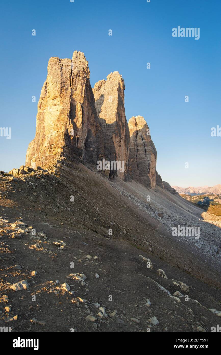 Vue sur les trois sommets de lavaredo au lever du soleil Banque D'Images