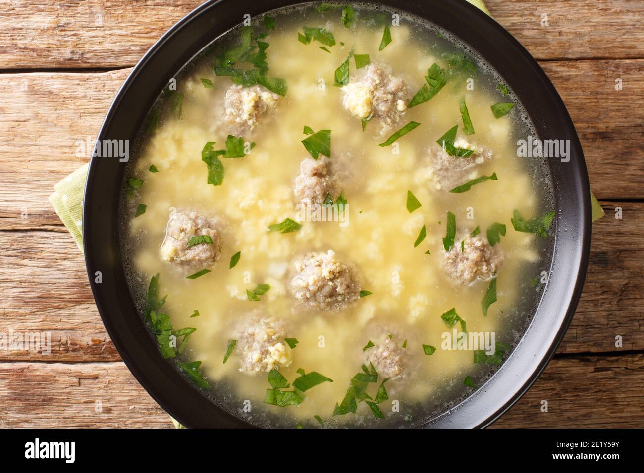 Sciusceddu ou soupe italienne Meatball and Egg, est une soupe populaire à base de bouillon de boeuf, servie traditionnellement pendant les célébrations de Pâques près dans l'assiette Banque D'Images