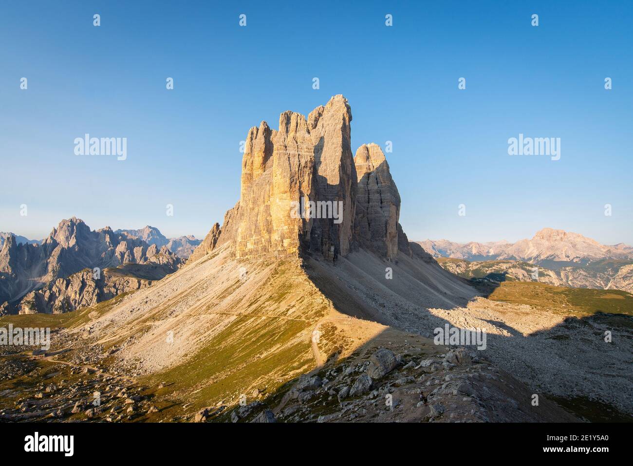 Vue sur les trois sommets de lavaredo au lever du soleil Banque D'Images
