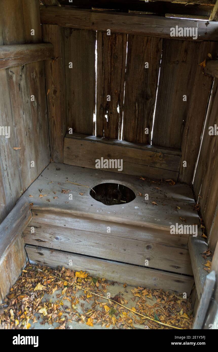 Le vieux désolate n'utilisait plus de toilettes à fosse en bois sur une ferme, en Autriche Banque D'Images