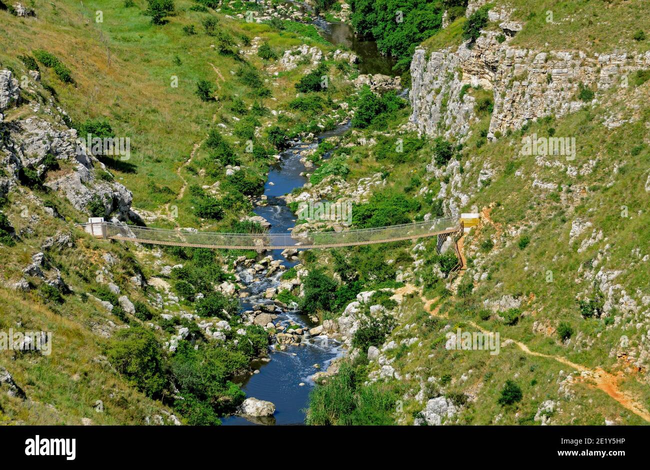 Pont suspendu dans le ravin Gravina di Matera, Italie Banque D'Images