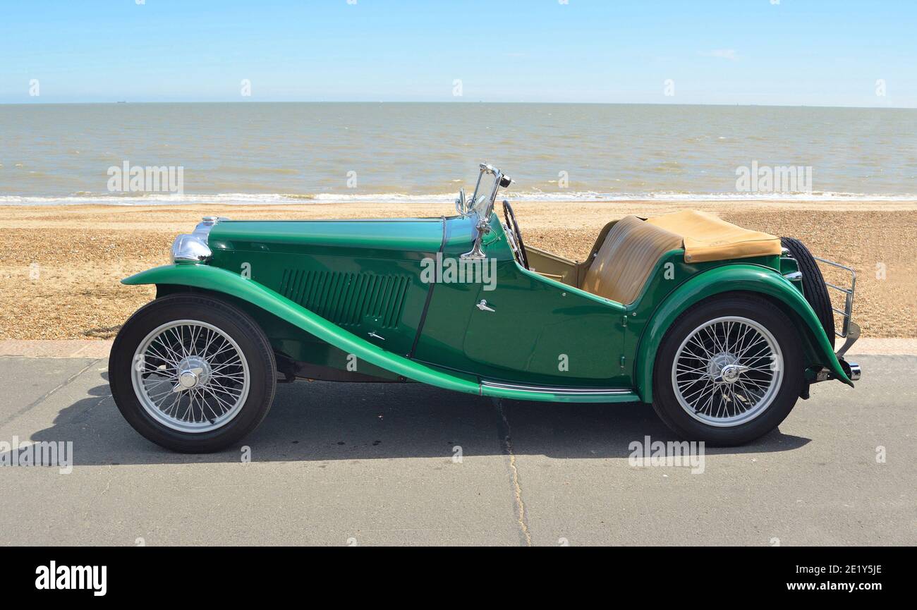 Classic Green MG voiture de sport garée sur la promenade du front de mer. Banque D'Images