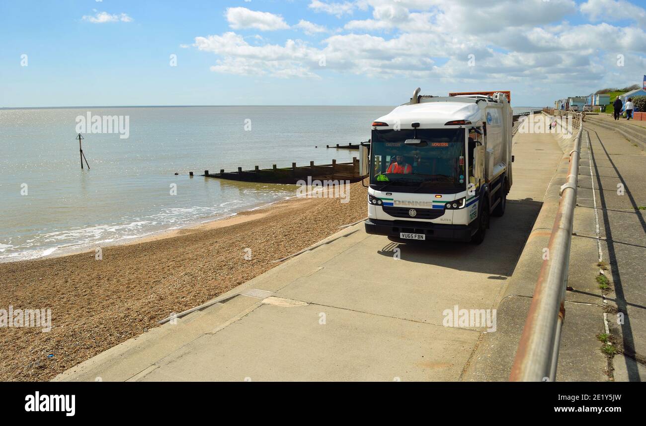 Camion de ramassage des ordures sur la promenade de front de mer Felixstowe Suffolk Angleterre. Banque D'Images