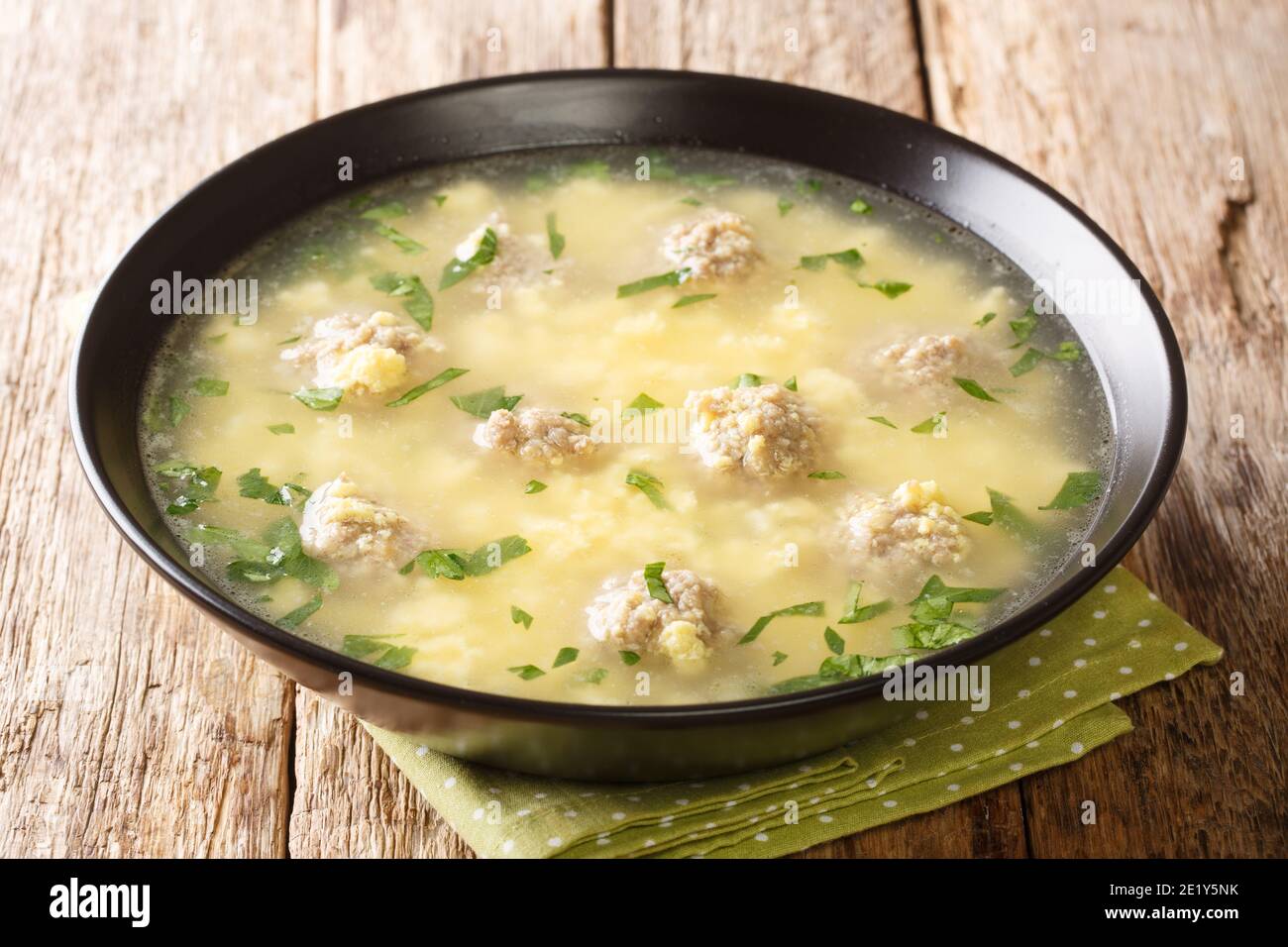 Sciusceddu est une soupe italienne de fête avec les boulettes de viande les plus légères et les plus tendres dans une soupe aux œufs crémeuse et réconfortante à proximité de l'assiette sur la table. horiz Banque D'Images