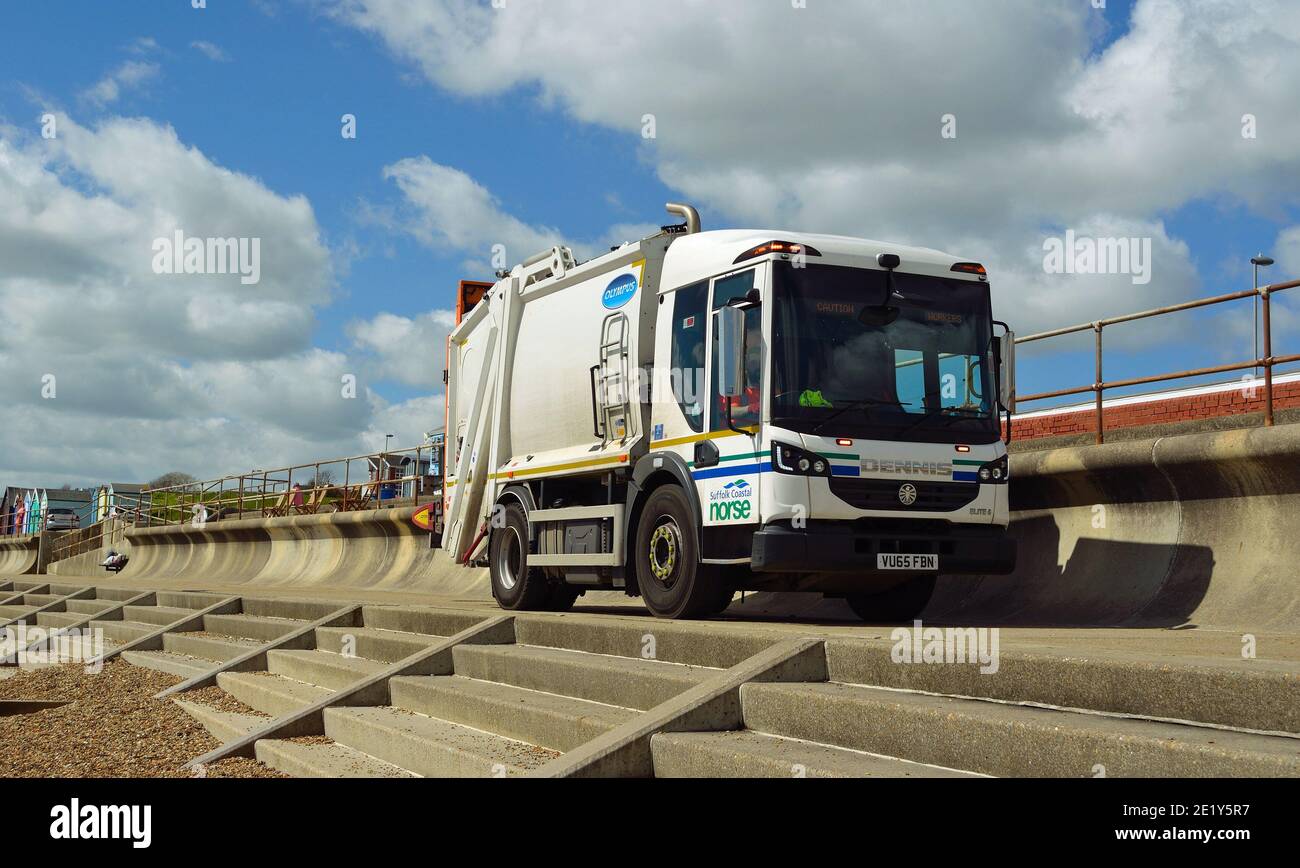 Camion de ramassage des ordures sur la promenade de front de mer Felixstowe Suffolk Angleterre. Banque D'Images
