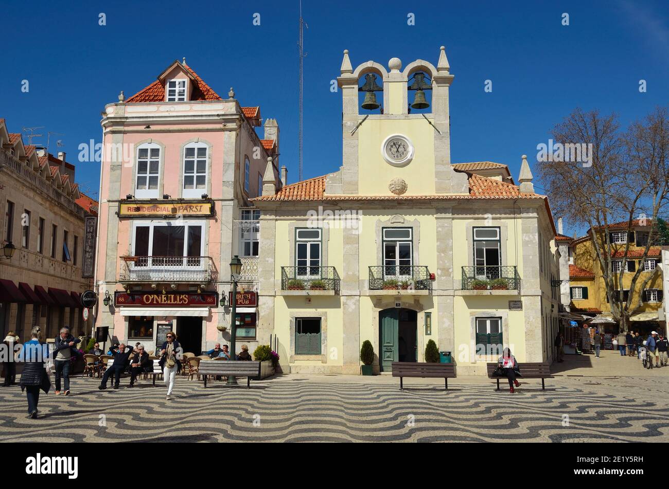 Petite place à Cascais Portugal. Banque D'Images