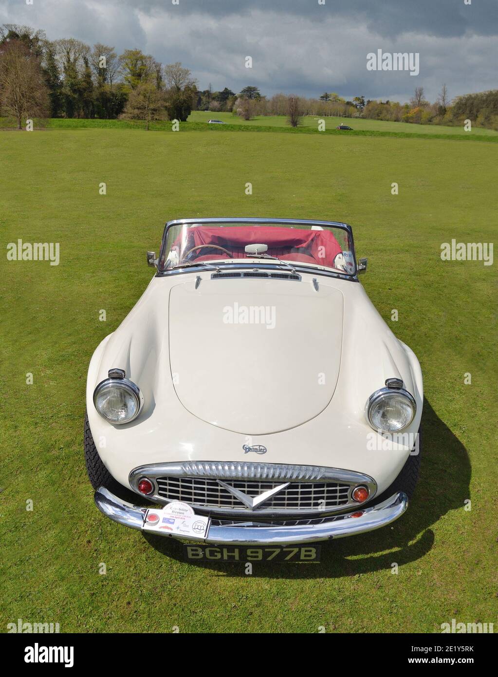 Classique blanc Daimler Dart SP250 voiture de sport sur le spectacle garée sur l'herbe. Banque D'Images